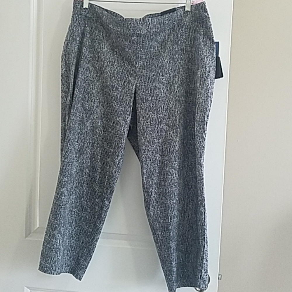 Black and White Elastic Waist Capri pants